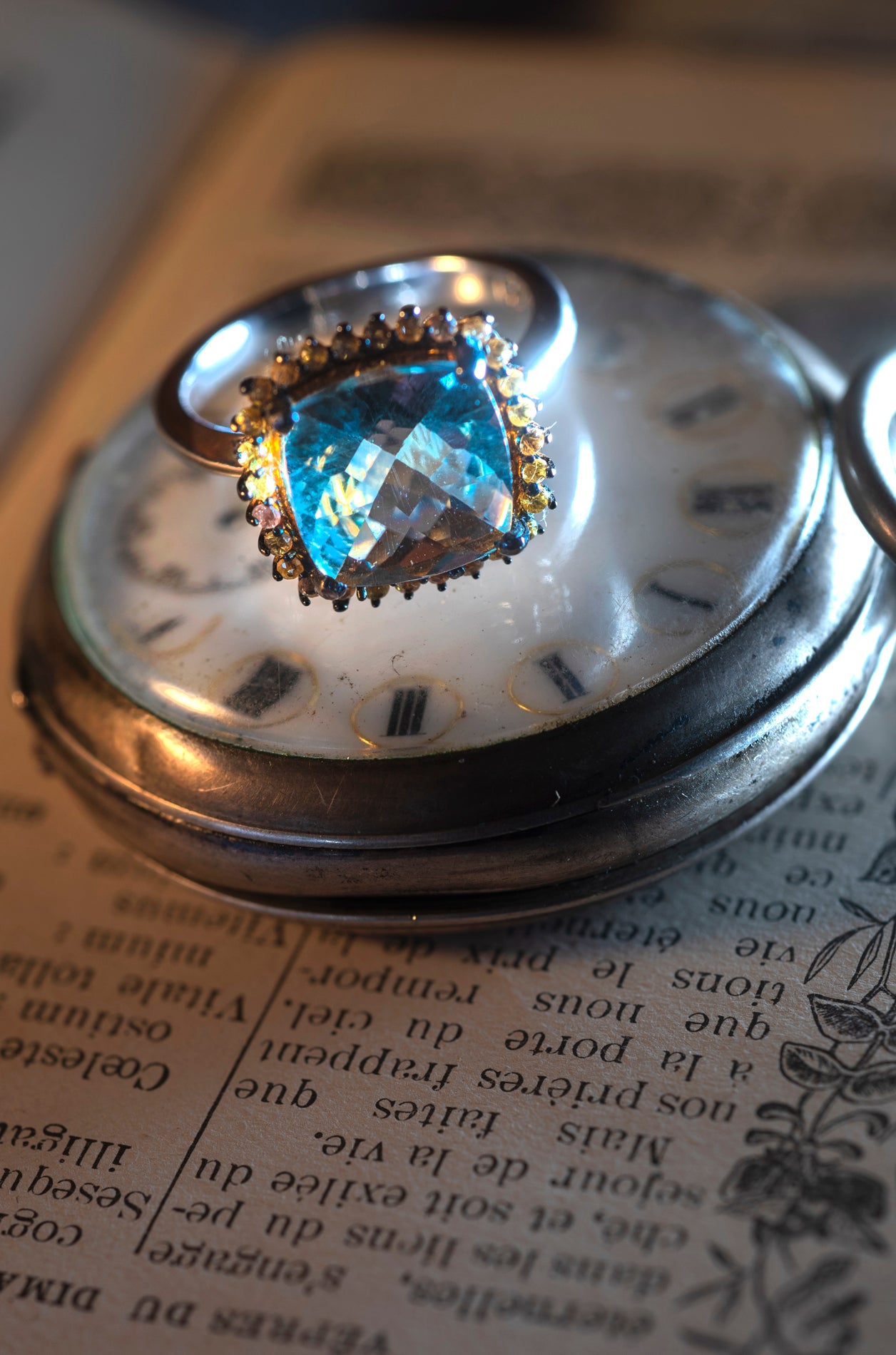 Bague en Argent 925 mm, centrée d’un quartz en briolette entouré de petits saphirs jaunes.