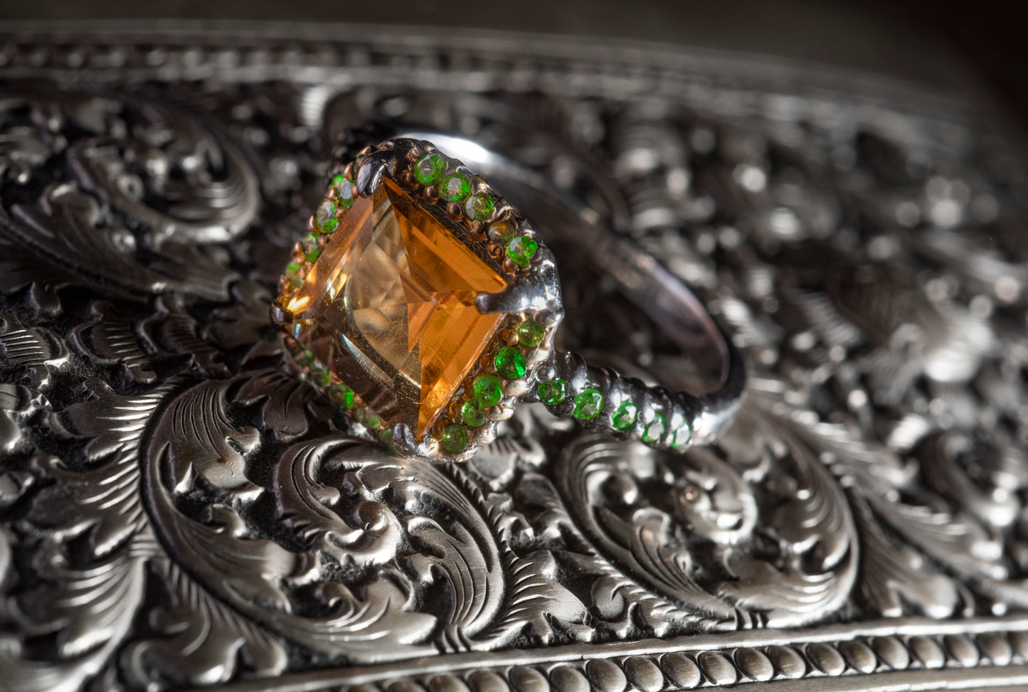 Bague en argent 925mm, centrée d’une citrine taillée et entourée de tsavorites