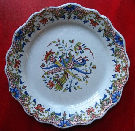 Les assiettes en polychrome et l'art de la faïence.