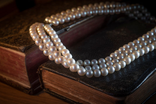 Collier ras de cou à 3 rangs de perles de culture, fermoir et intercalaire en or blanc