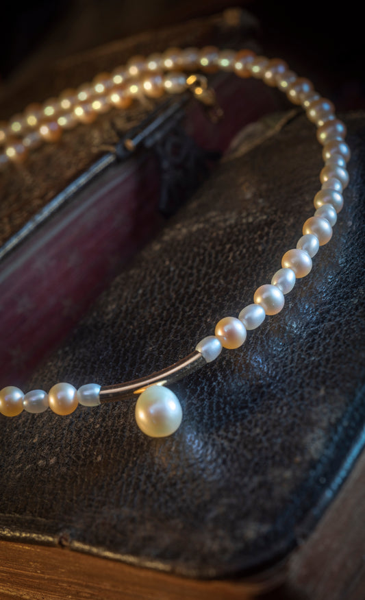 Petit Collier de Perles, Fermoir en or 750mm centré par une Perle en Poire