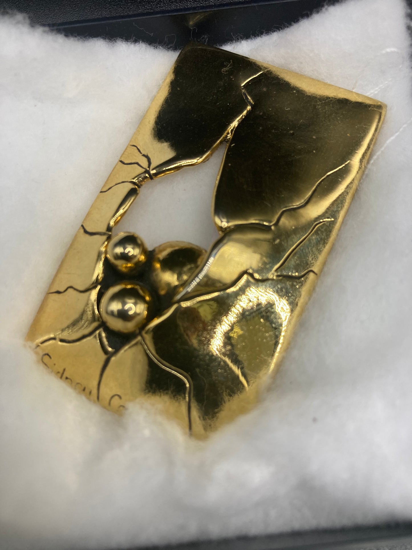 Sydney CARRON : Broche plaque de style moderniste en métal doré